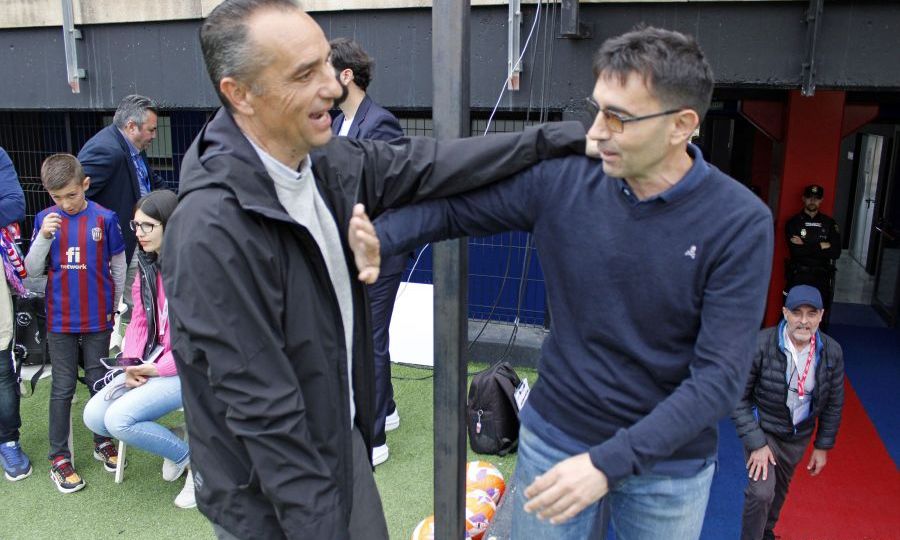 Saludo entre Oltra y Garitano (La Liga)|Celebración de los jugadores del Sporting de Gijón en Elda (La Liga)