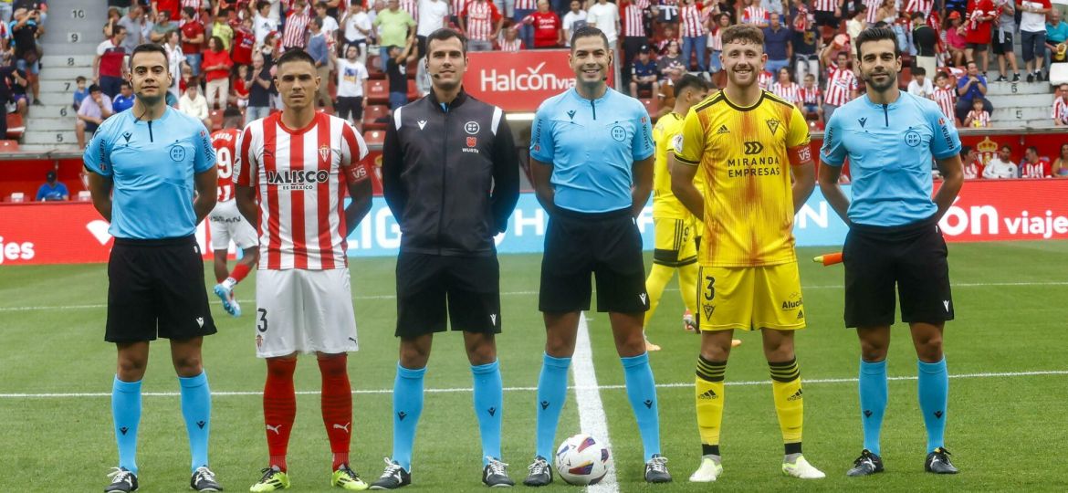Salvador Lax Franco pitando un Sporting de Gijón - Mirandés (CD Tenerife)
