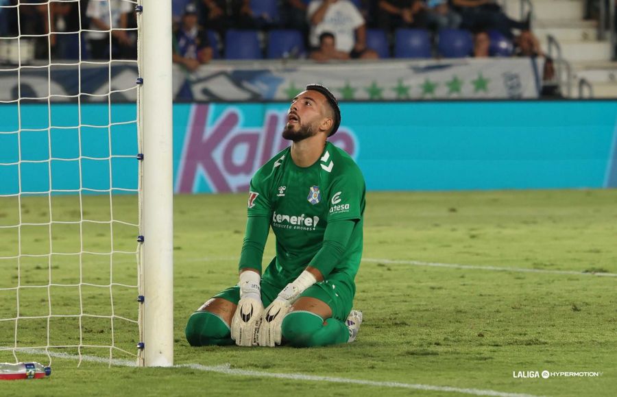 Salvi, con las rodillas en el suelo tras encajar un gol del Zaragoza (La Liga)