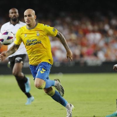Sandro busca un balón ante el Valencia (@UDLP_Oficial)