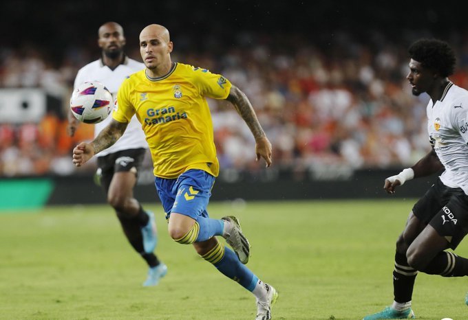 Sandro busca un balón ante el Valencia (@UDLP_Oficial)