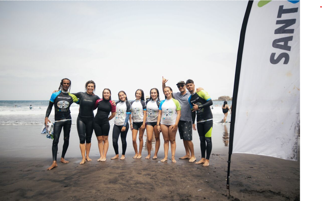 Cursillos de iniciación al surf en Taganana (CEDIDA).