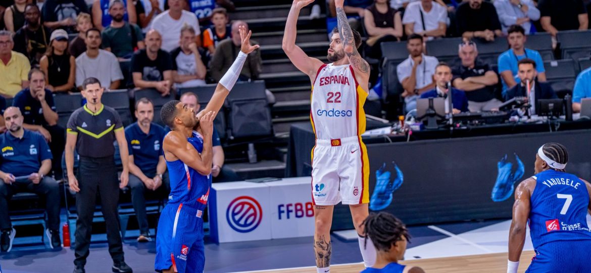 Santi Yusta lanza a canasta (@BaloncestoESP)