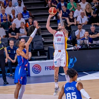 Santi Yusta lanza a canasta (@BaloncestoESP)