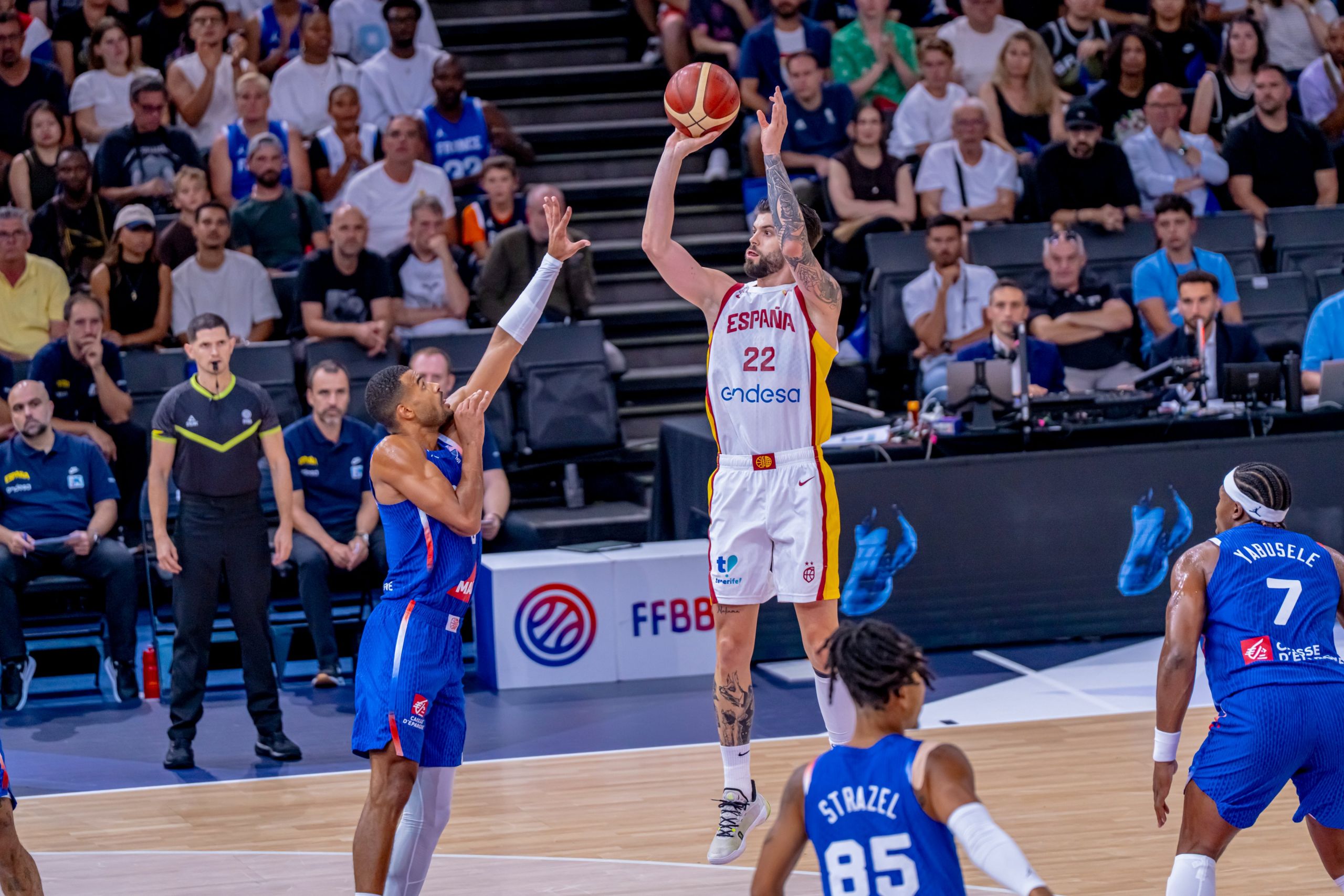 Santi Yusta lanza a canasta (@BaloncestoESP)