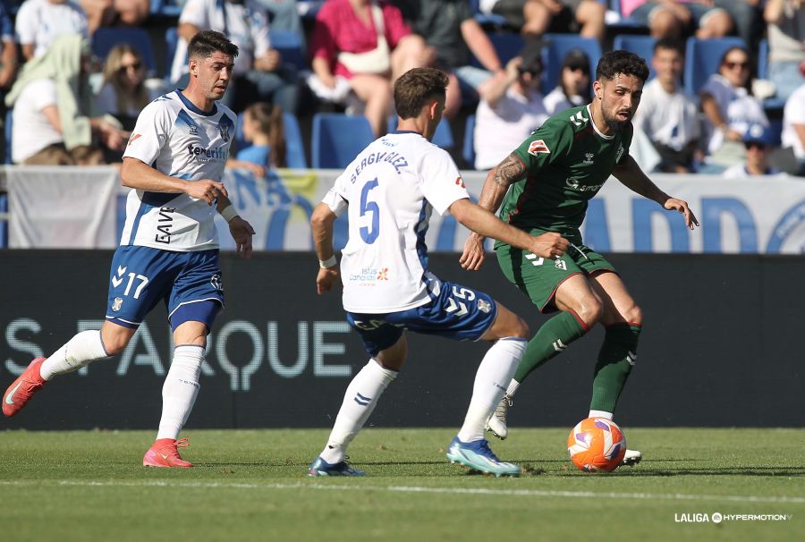 Sergio González defiende una jugada (LALIGA).