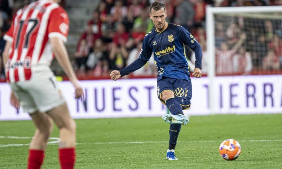 Sergio González dando un pase (La Liga)