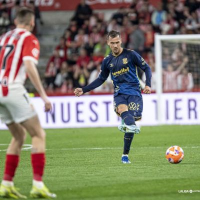 Sergio González dando un pase (La Liga)