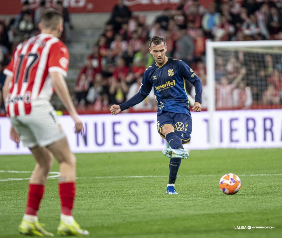 Sergio González dando un pase (La Liga)