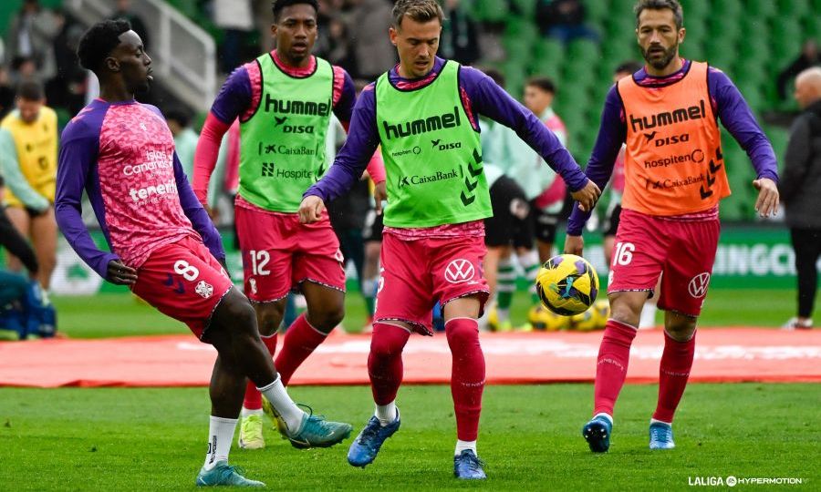 Sergio González en el rondo junto a Landázuri y otros compañeros (La Liga)