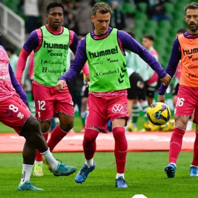 Sergio González en el rondo junto a Landázuri y otros compañeros (La Liga)