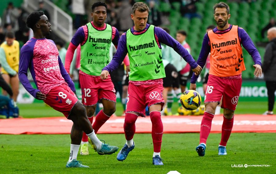 Sergio González en el rondo junto a Landázuri y otros compañeros (La Liga)