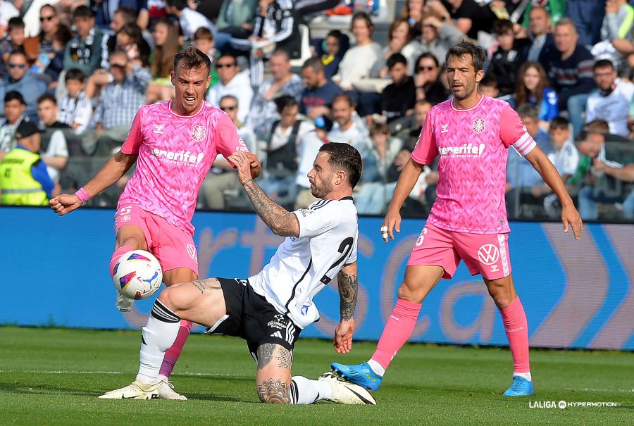 Sergio en una acción junto a Aitor Sanz (LA LIGA)