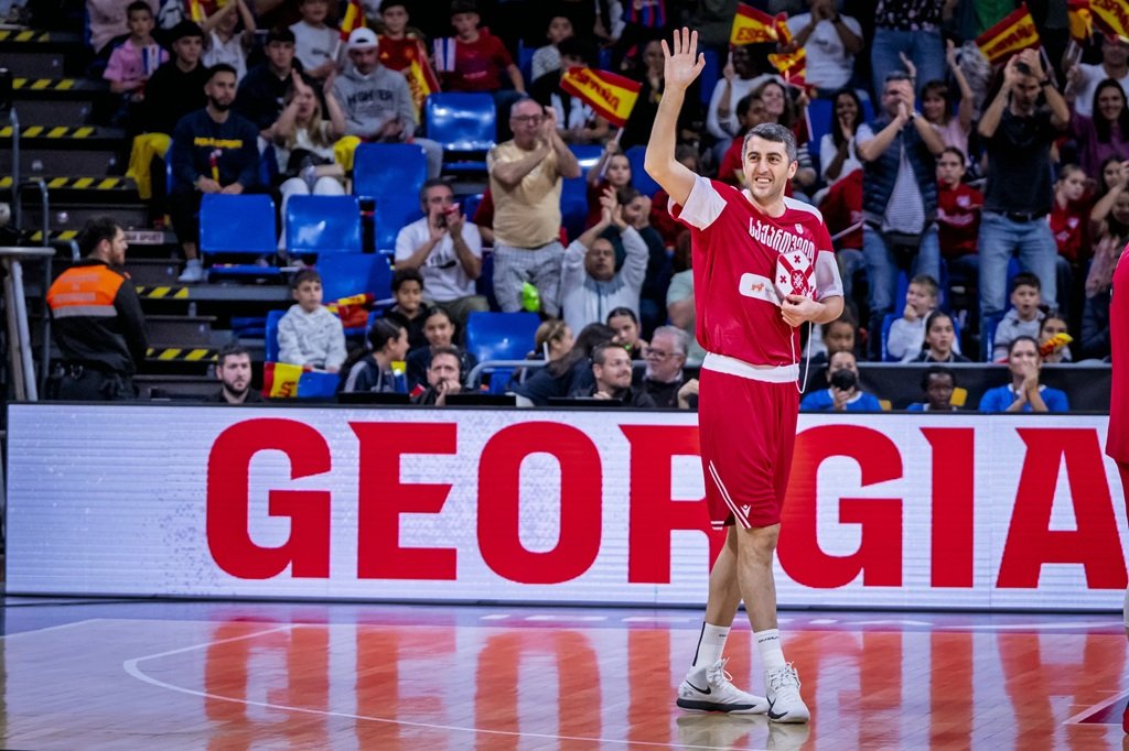 Shermadini, reconocido antes del partido (FIBA).