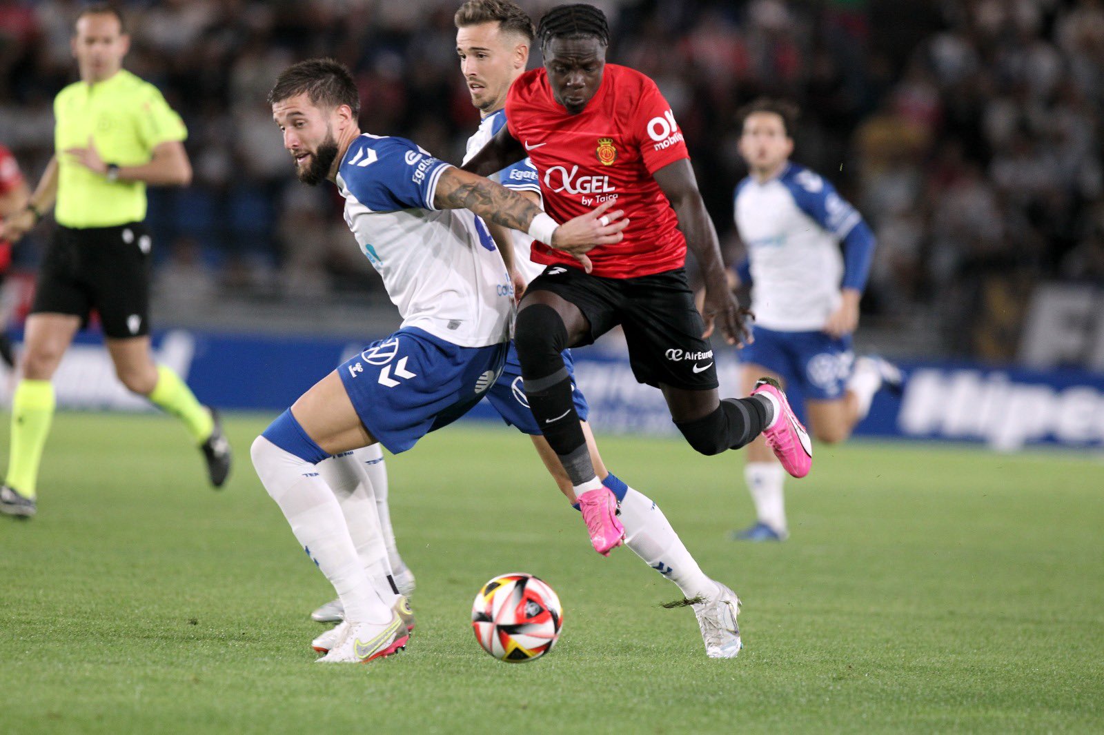 Sipcic protege el balón ante la carrera de Amath (RCD MALLORCA).