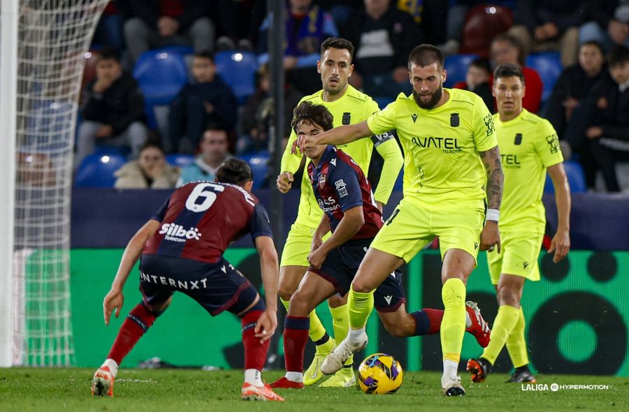 Sipcic controla un balón ante el Levante (LALIGA).