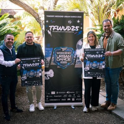 Autoridades con el cartel oficial del evento (CEDIDA)