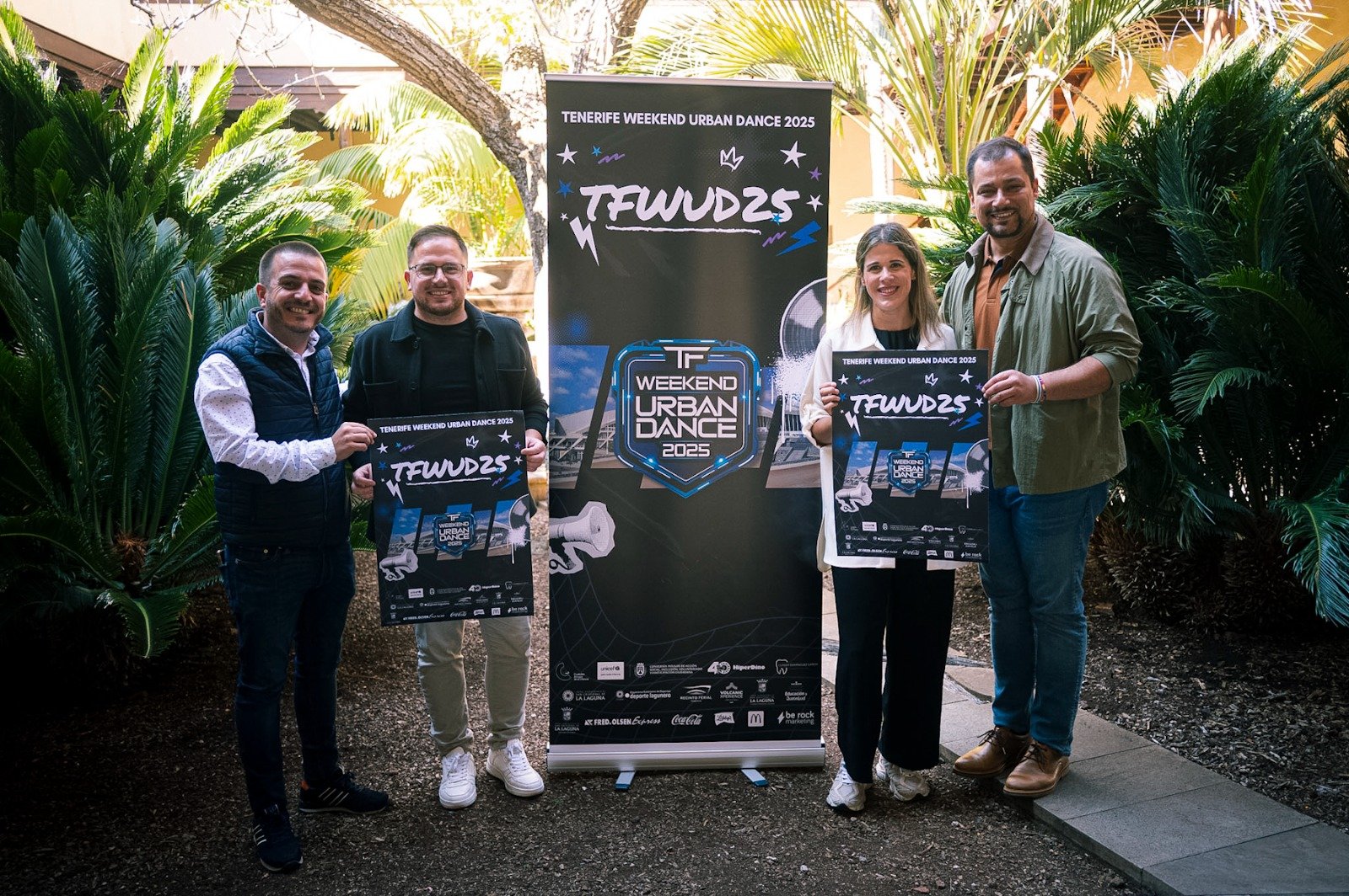 Autoridades con el cartel oficial del evento (CEDIDA)