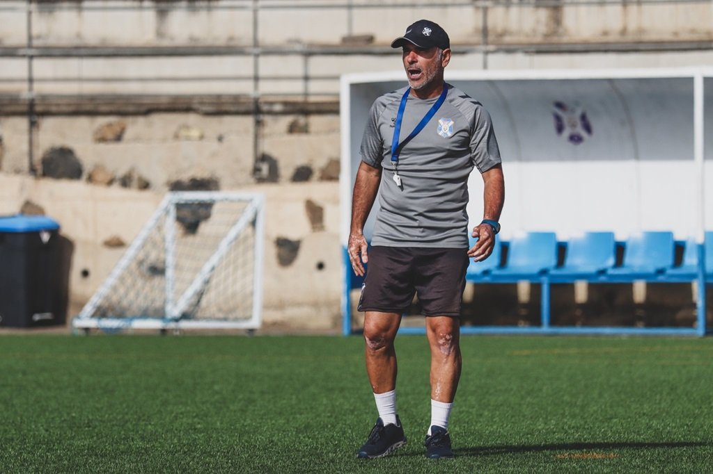 Cristo Marrero dirigiendo un entrenamiento (@CDTCANTERA).