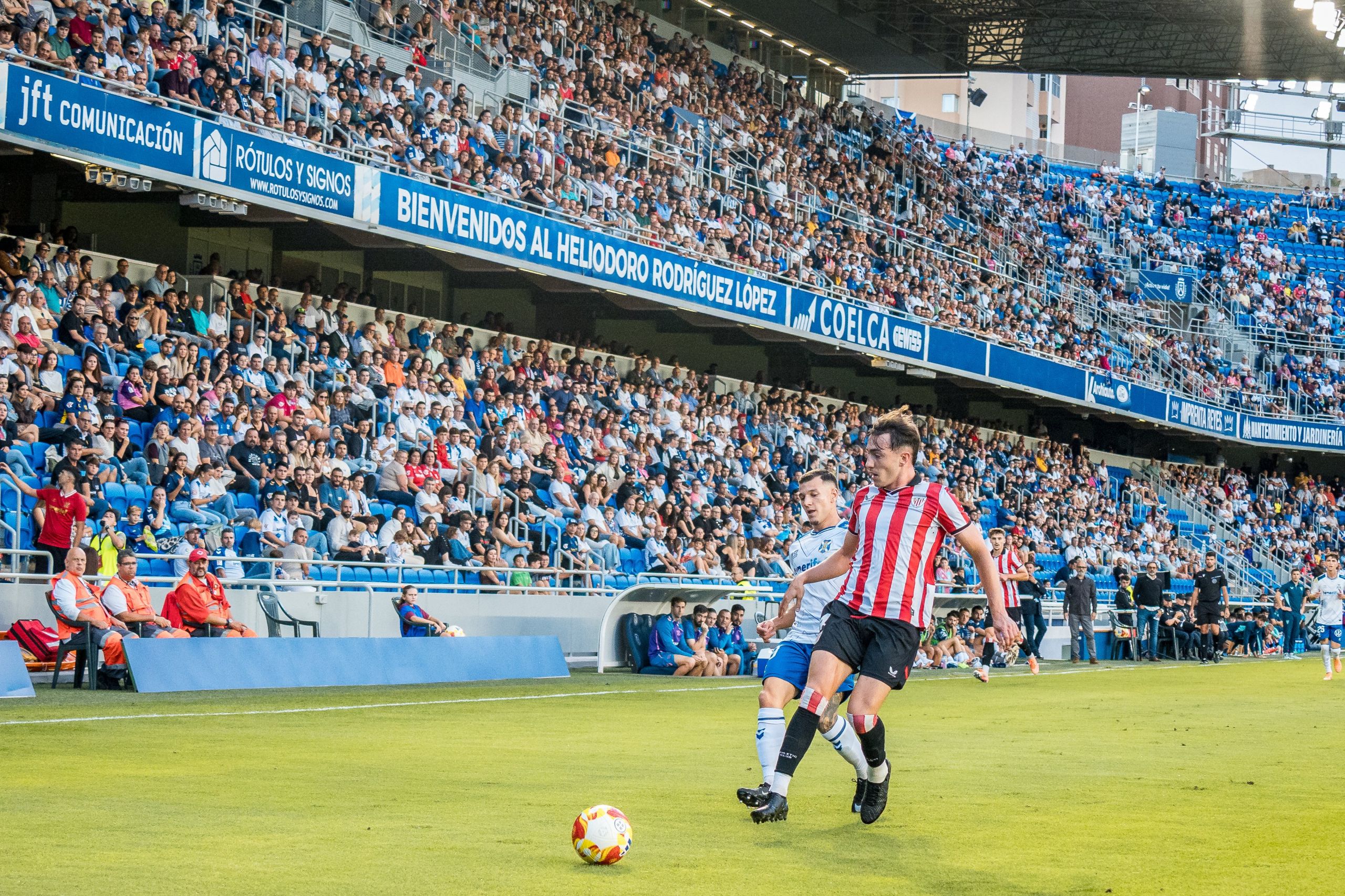 César pugna por un balón (CD TENERIFE).