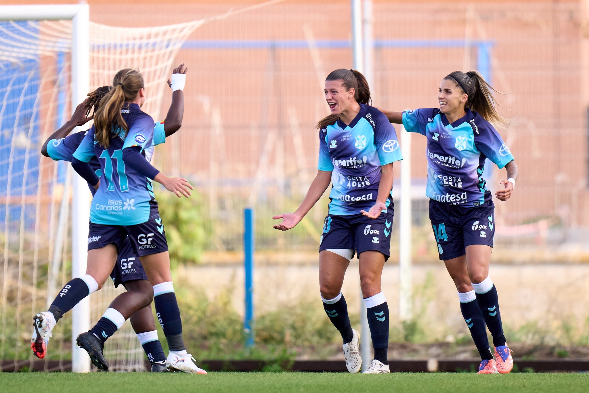 Las jugadoras del Tenerife Femenino festejan uno de los goles (CD TENERIFE FEMENINO).