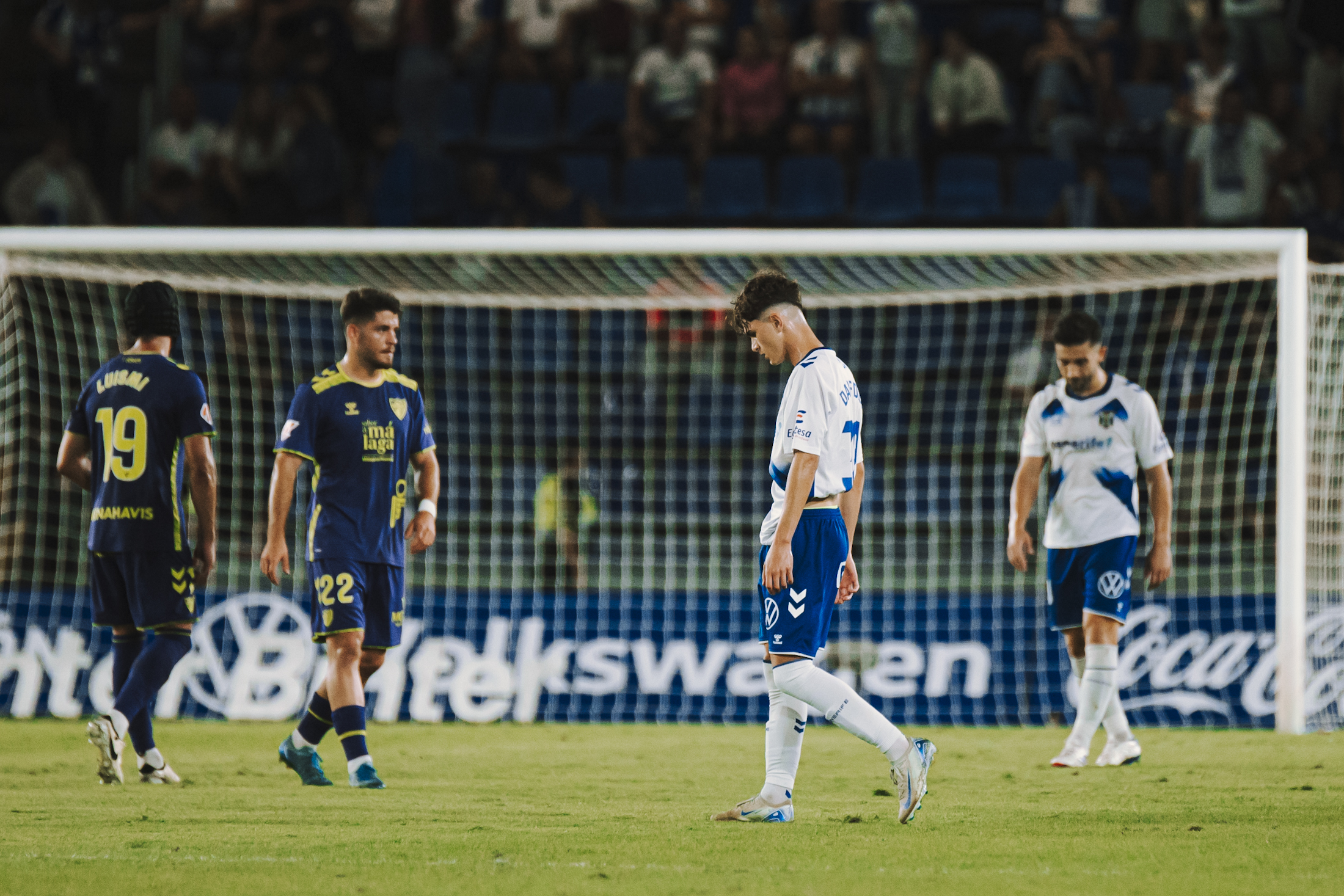 Los jugadores, cabizbajos (CD TENERIFE/SAN ACOSTA).