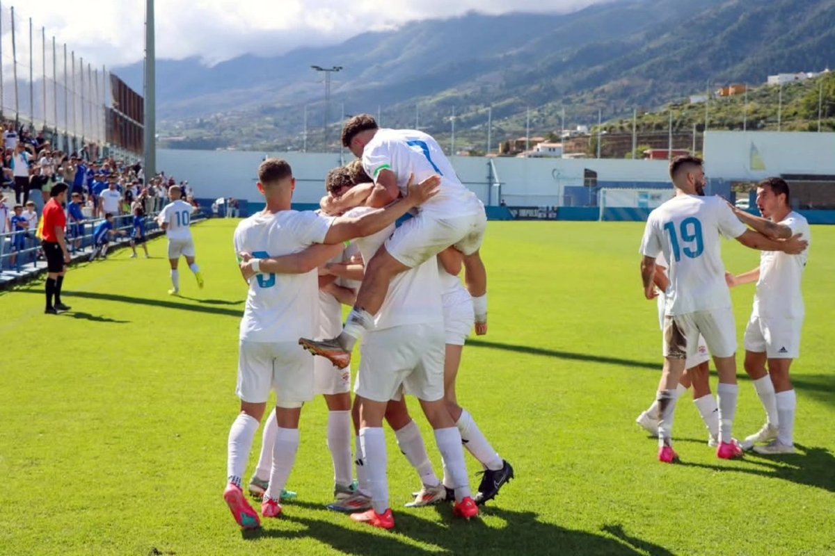 Los jugadores de la SD Tenisca celebran un gol (FOTO: REDES SD TENISCA).