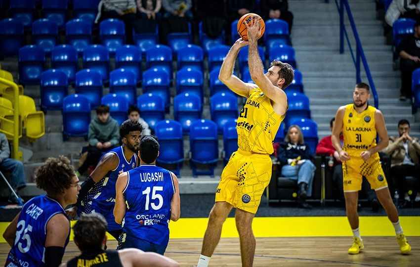 Tim Abromaitis lanza a canasta (BCL)