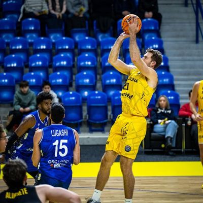 Tim Abromaitis lanza a canasta (BCL)