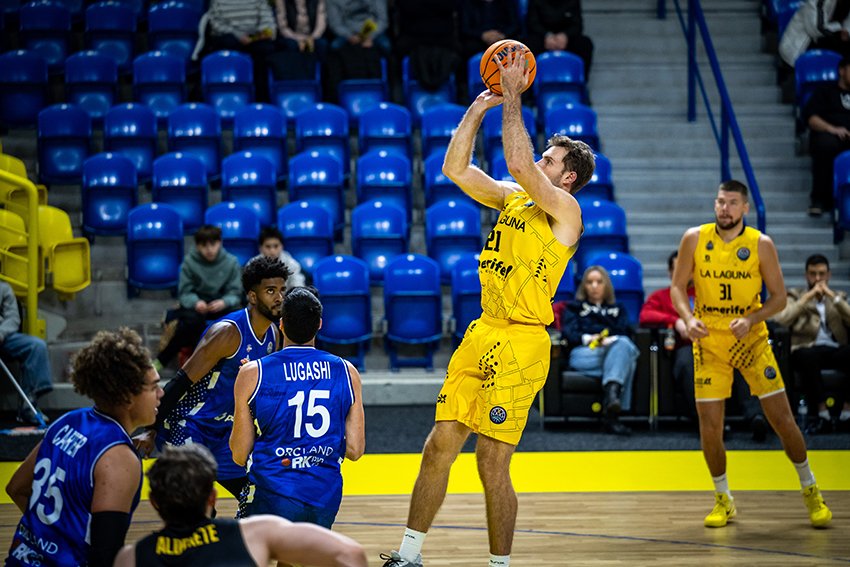 Tim Abromaitis lanza a canasta (BCL)