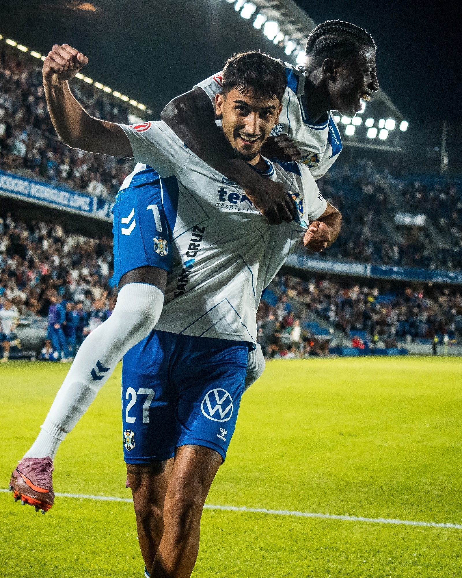 Ulloa celebrando su gol al Celta Fortuna (CD Tenerife)