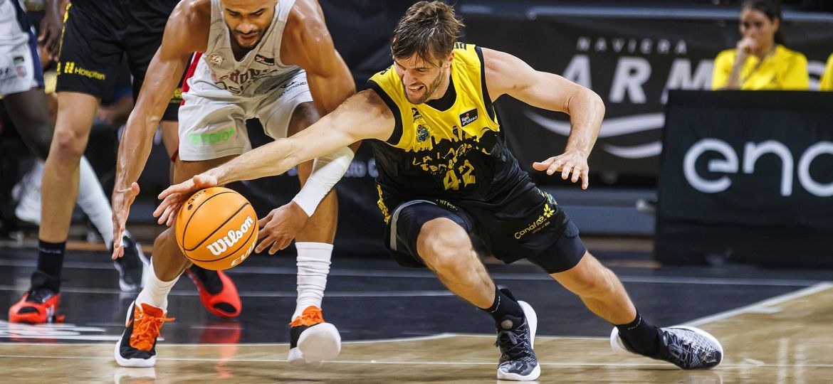 Doornekamp lucha un balón (CEDIDA)