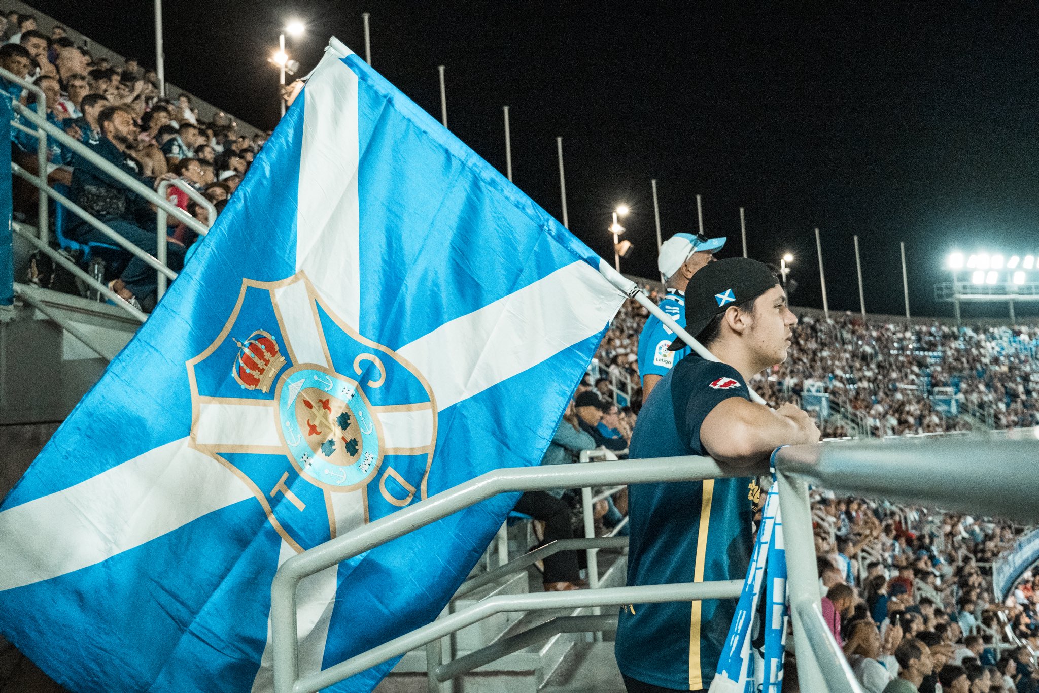 Un aficionado con la bandera del Tenerife (CD TENERIFE)