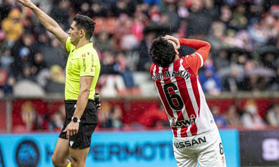 Un jugador del Sporting se lamenta en el duelo ante el Albacete (LaLiga)