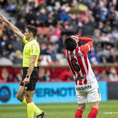 Un jugador del Sporting se lamenta en el duelo ante el Albacete (LaLiga)