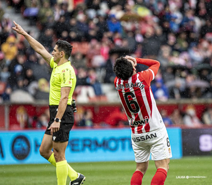 Un jugador del Sporting se lamenta en el duelo ante el Albacete (LaLiga)