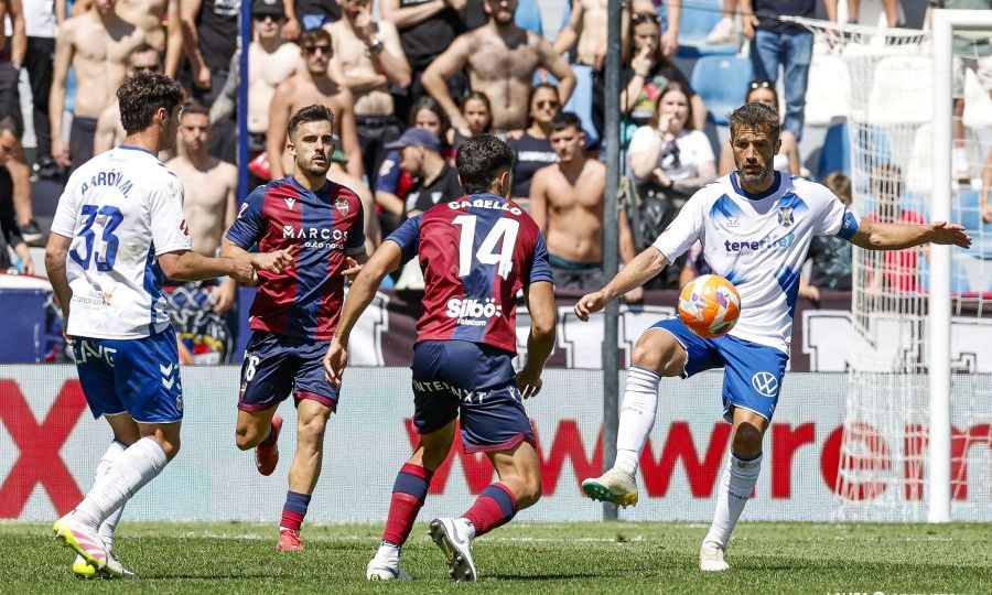 Un lance del Levante- Tenerife (LA LIGA)