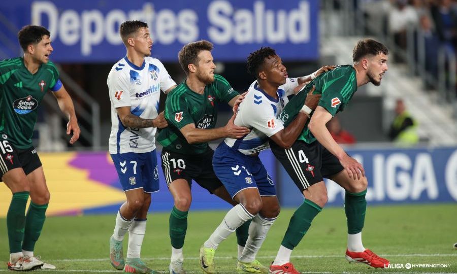 Un lance del Tenerife- Racing de Ferrol (LA LIGA)