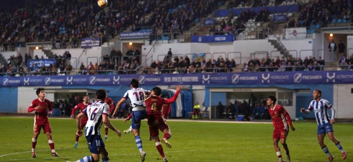 Una acción del Avilés- Tenerife (REAL AVILÉS)