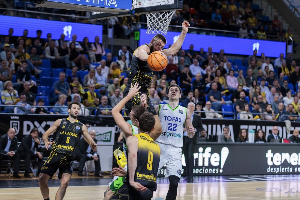 Una acción del partido (EMILIO COBOS CB CANARIAS)