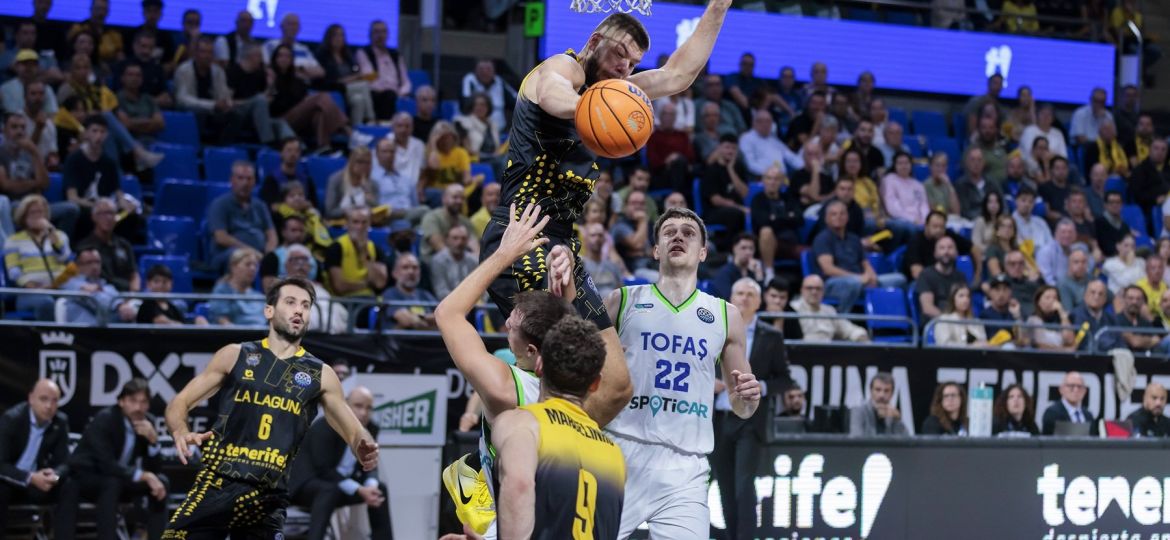 Una acción del partido (EMILIO COBOS CB CANARIAS)