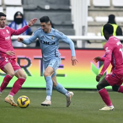 Una jugada del Burgos- Tenerife (LA LIGA)