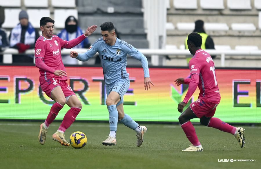 Una jugada del Burgos- Tenerife (LA LIGA)