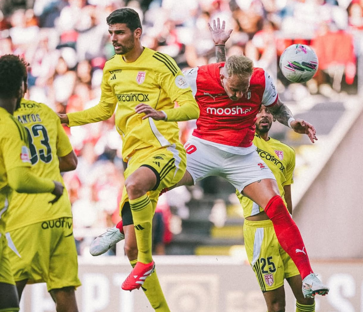 Uros Racic anotando un gol de cabeza (@Sportingclubedebraga)