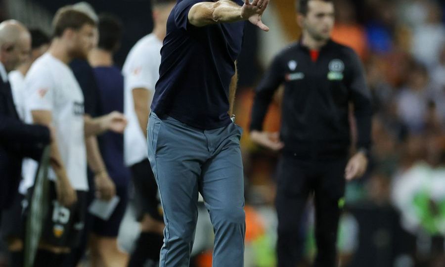 Veljko Paunovic dirigiendo a los suyos en Mestalla (La Liga)