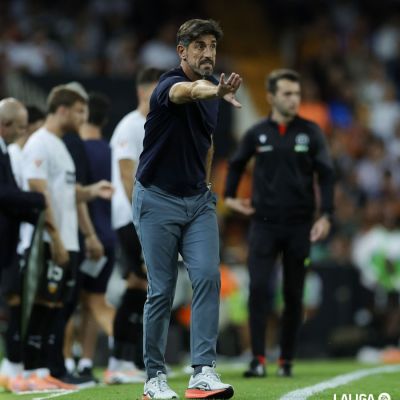Veljko Paunovic dirigiendo a los suyos en Mestalla (La Liga)