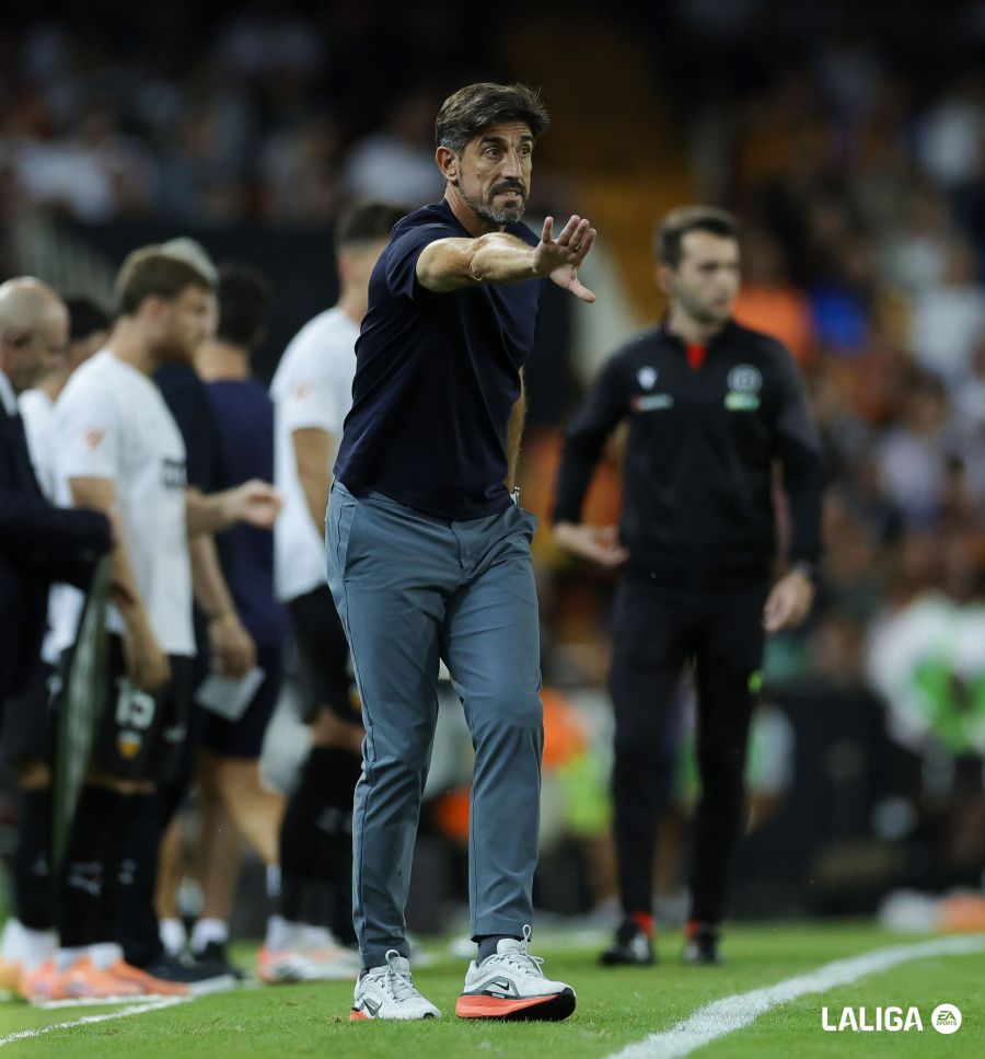 Veljko Paunovic dirigiendo a los suyos en Mestalla (La Liga)