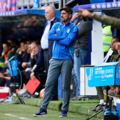 Veljko Paunovic durante un partido con el Real Oviedo (LaLiga)