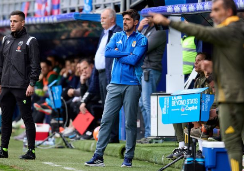 Veljko Paunovic durante un partido con el Real Oviedo (LaLiga)