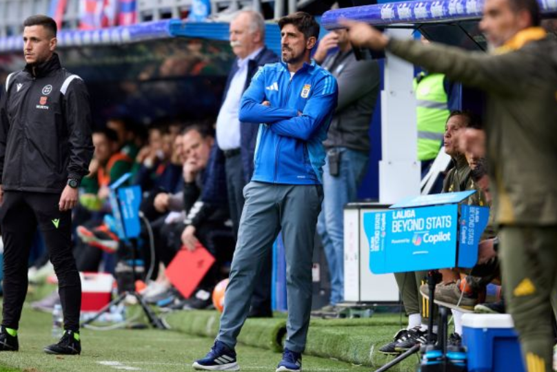 Veljko Paunovic durante un partido con el Real Oviedo (LaLiga)